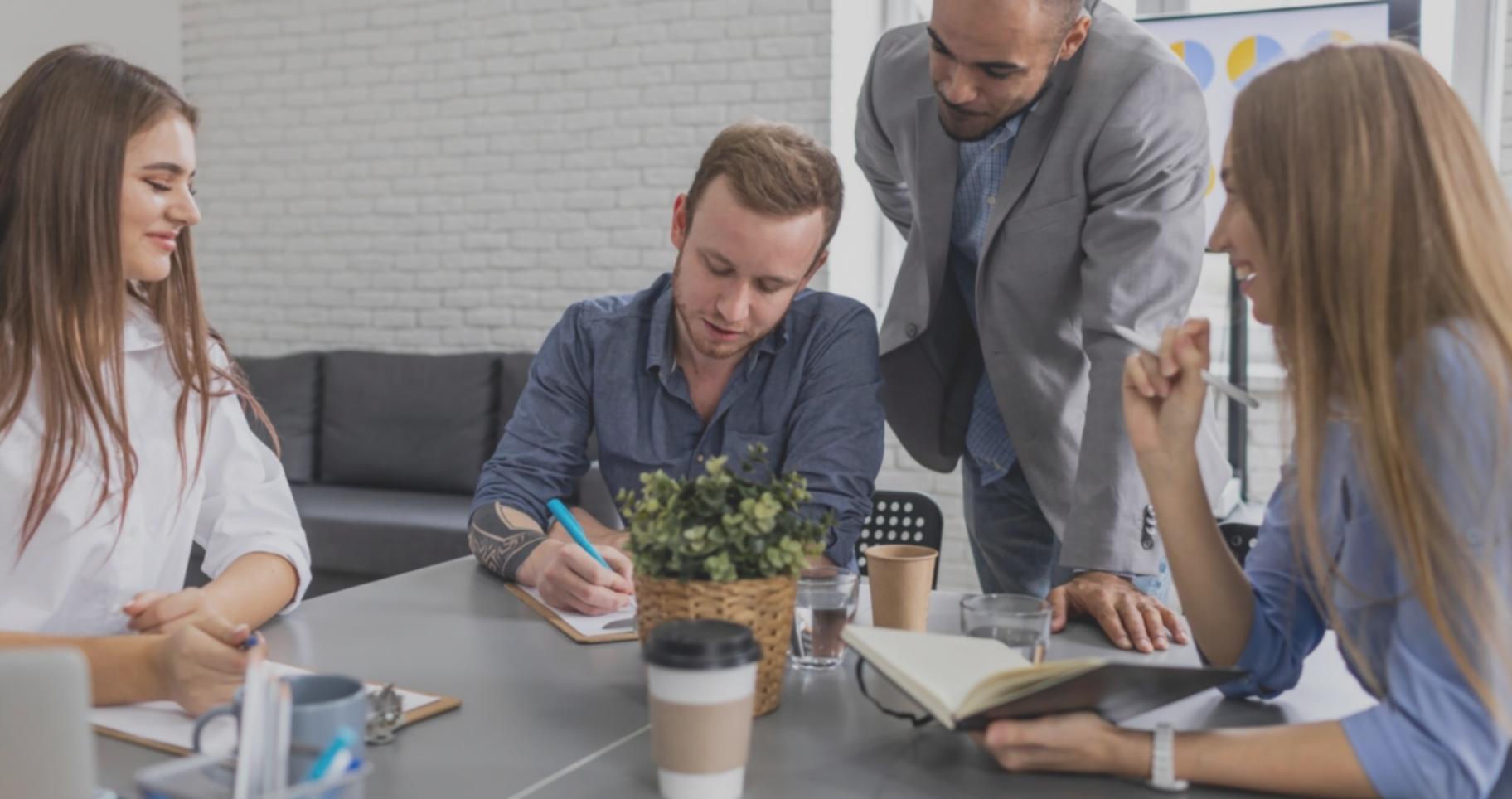 Estudiante aprendiendo conceptos de finanzas personales